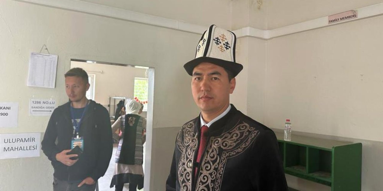 Kırgız Türkleri seçimde yöresel kıyafetler giydi