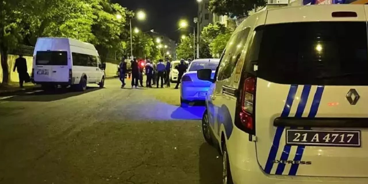 Diyarbakır'da yol ortasında bir kişi sırtından bıçaklandı