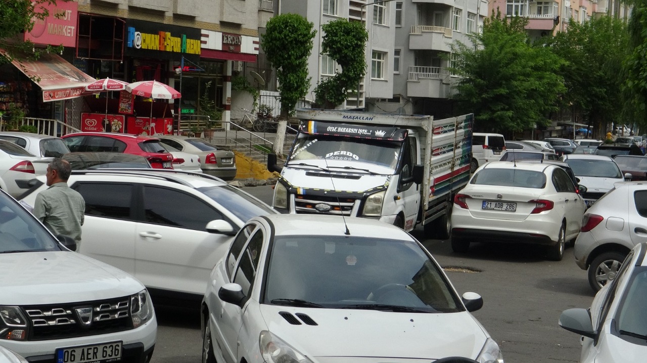 Yol ortasına park edilen araçlar trafikte tehlike saçıyor