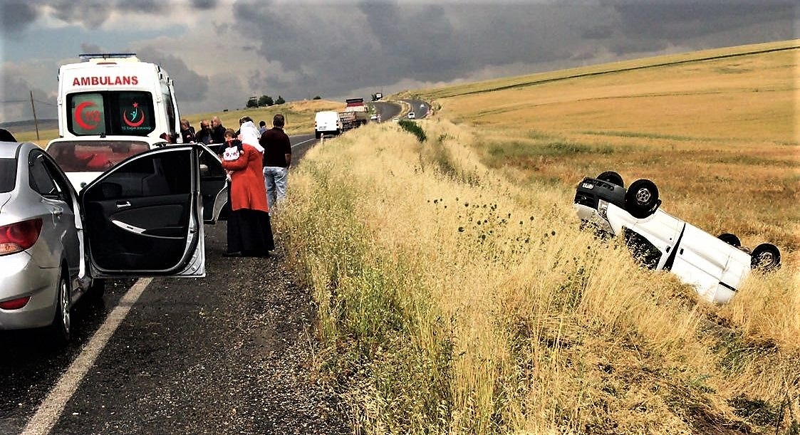 Diyarbakır’da otomobil şarampole devrildi: 2 yaralı