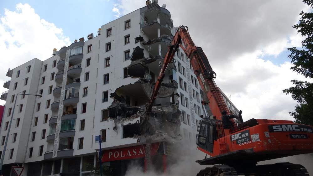 Diyarbakır’da depremde kolonu patlayan binanın yıkımına başlandı