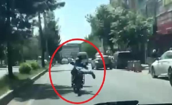 Diyarbakır’da, motosiklet sürücüsünün tehlikeli yolculuğu kamerada