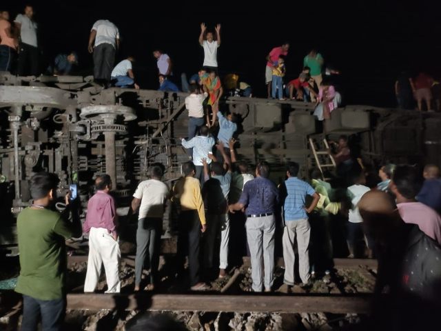 Hindistan'daki tren kazasında bilanço korkunç: 288 ölü