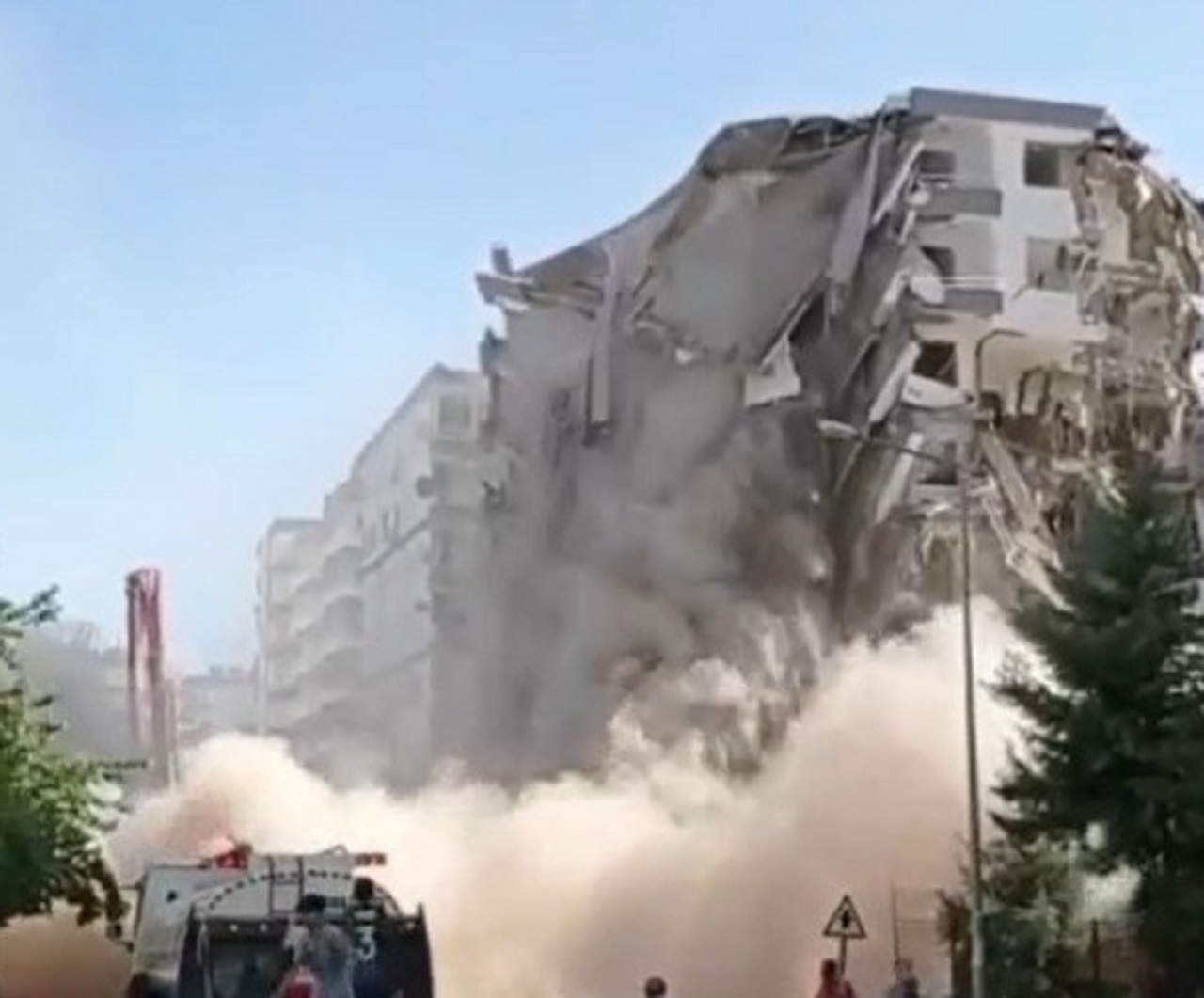 Diyarbakır'da binanın çökme anı kamerada