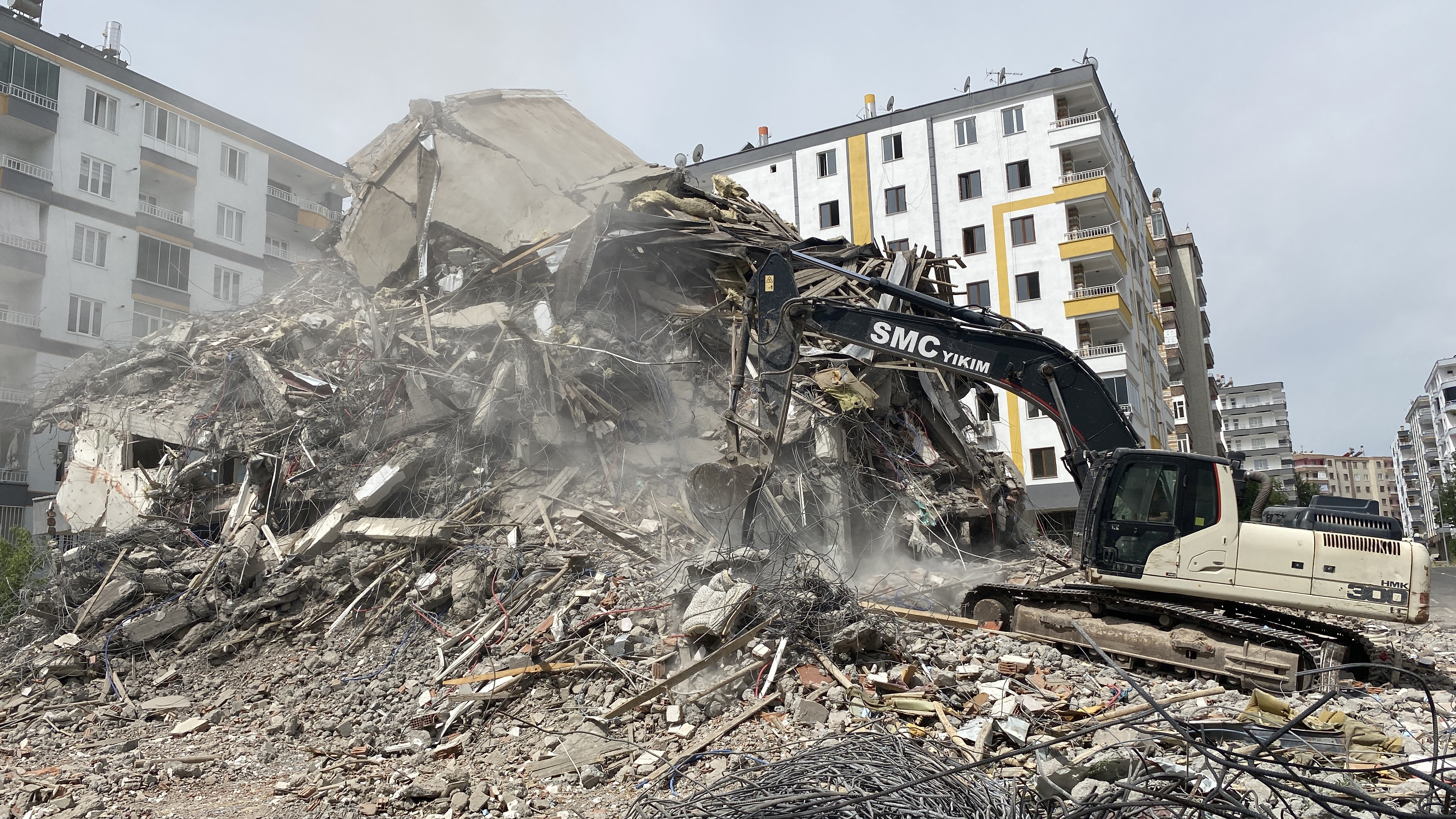 Diyarbakır'da  yıkımına başlanan binanın çöküş anı kamerada