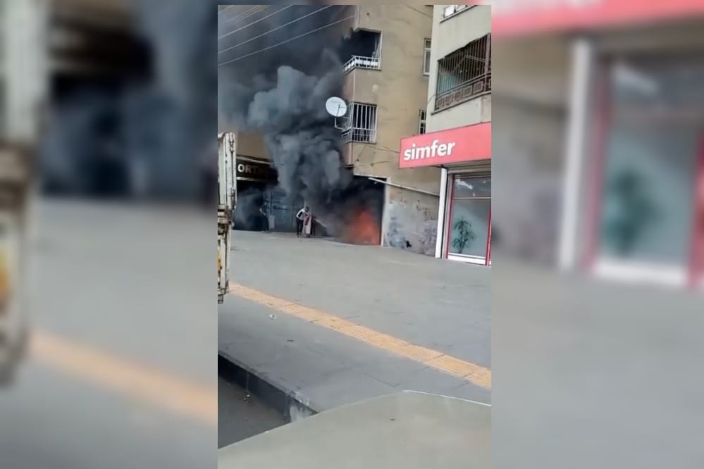 Diyarbakır’da motosiklet dükkanı alev alev yandı