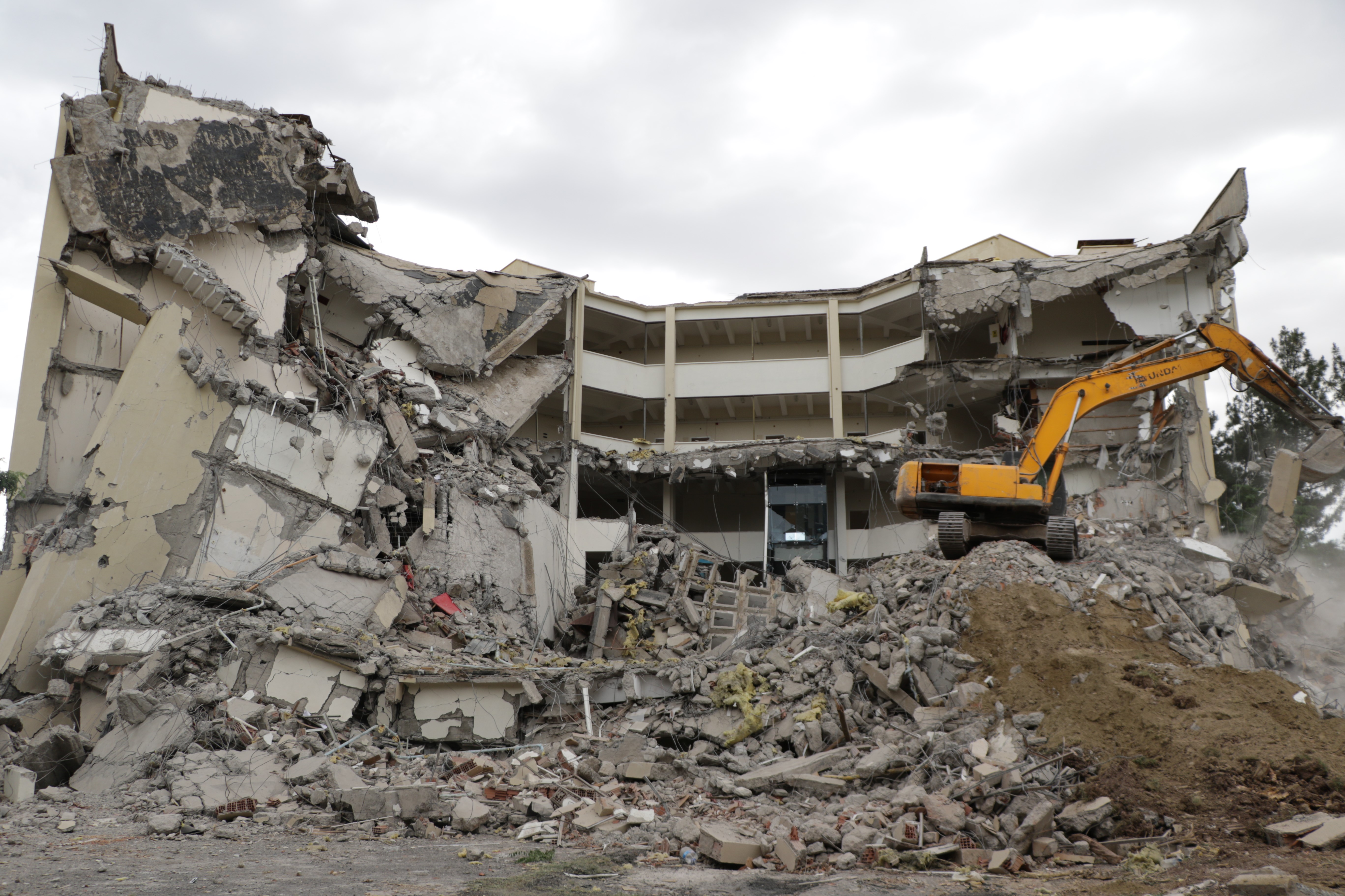Dicle Üniversitesi Rektörlük binasının yıkımına başlandı
