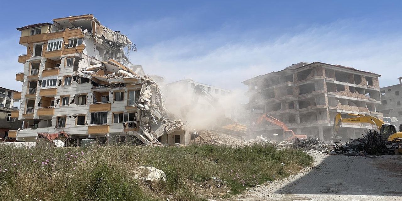 Depremden etkilenen ağır hasarlı binaların yıkımı devam ediyor