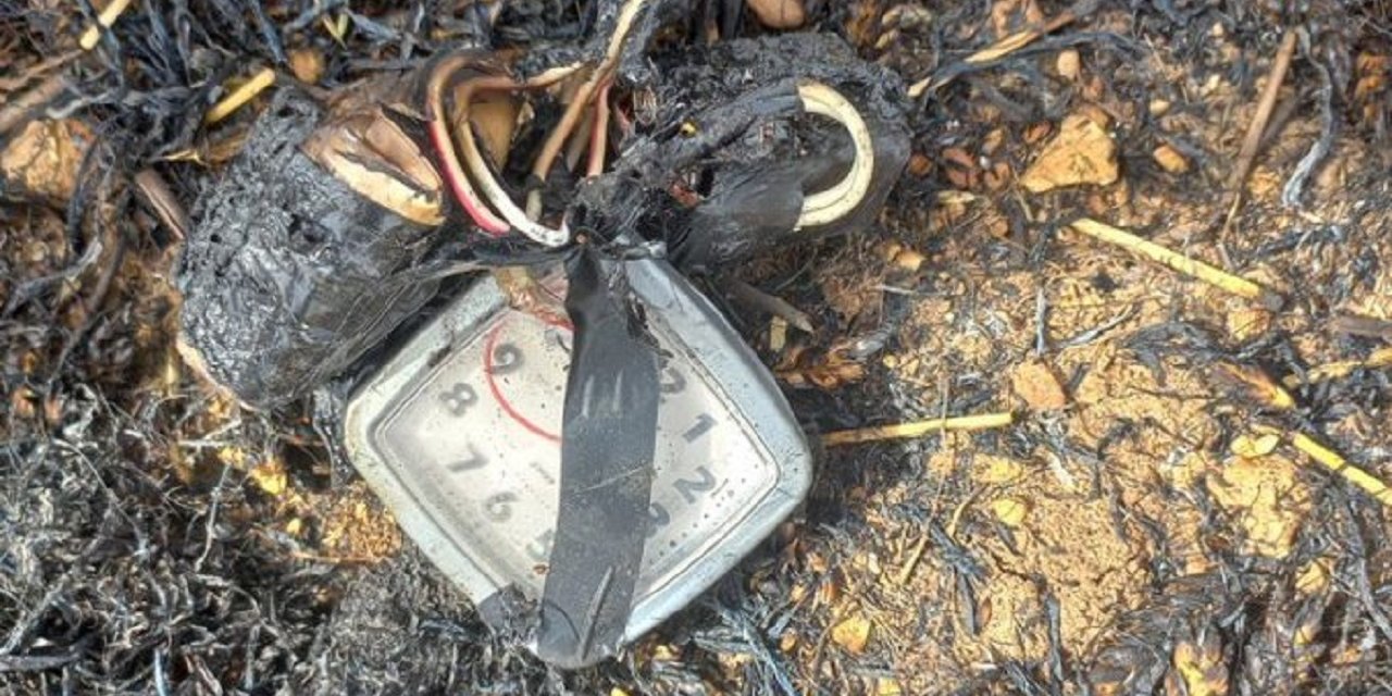 Yanan tarlada zaman ayarlı saatli bomba bulundu