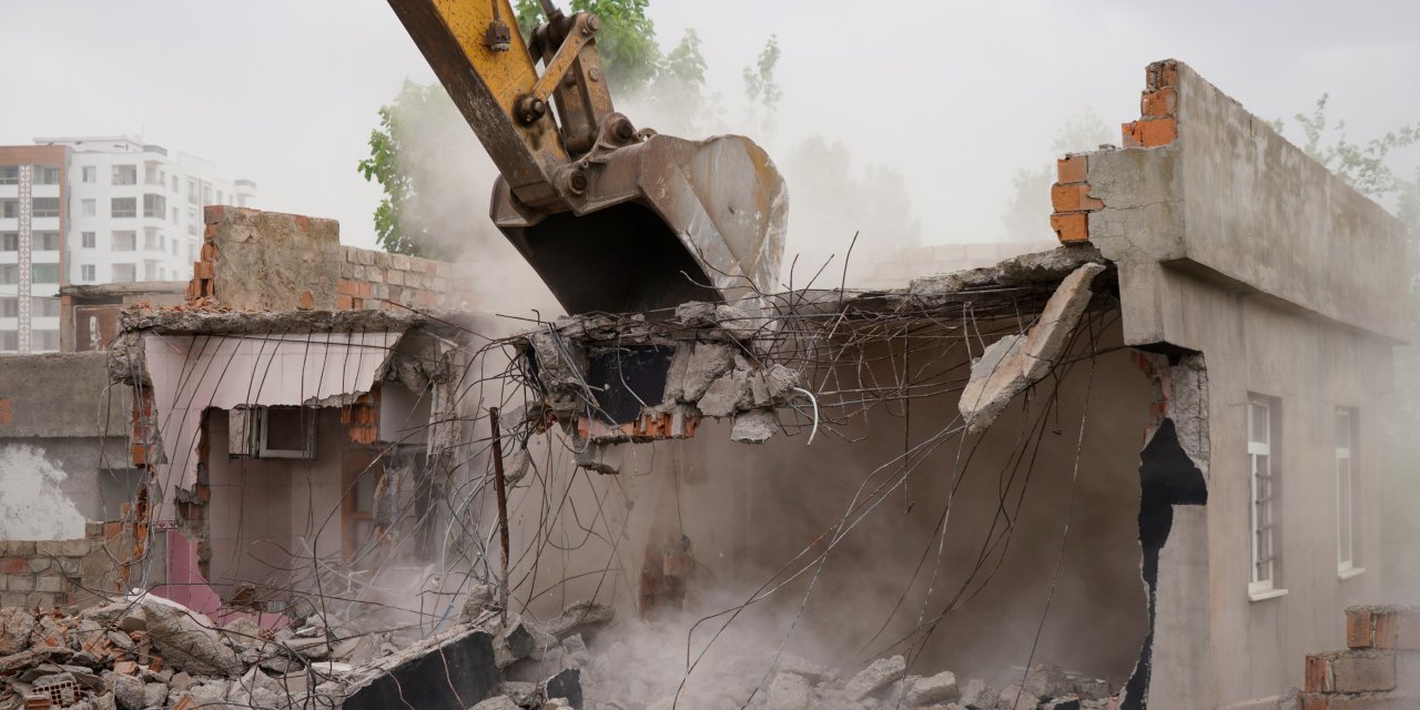 Yenişehir’de kamulaştırılan iki yapıya yıkım