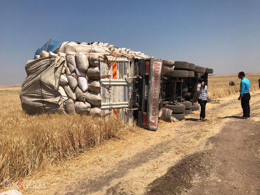 Video Haber: Saman yüklü kamyon devrildi: 6 yaralı