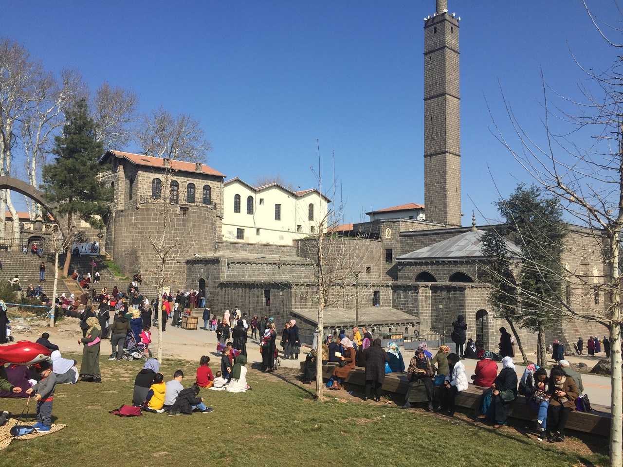 Diyarbakır'da  YKS öncesi türbe ve camilerde yoğunluk