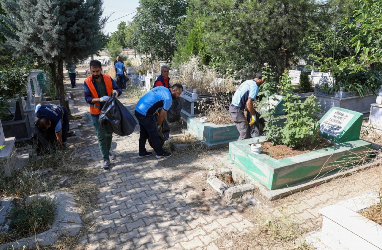 Mezarlıklarda temizlik çalışmalarına başlandı