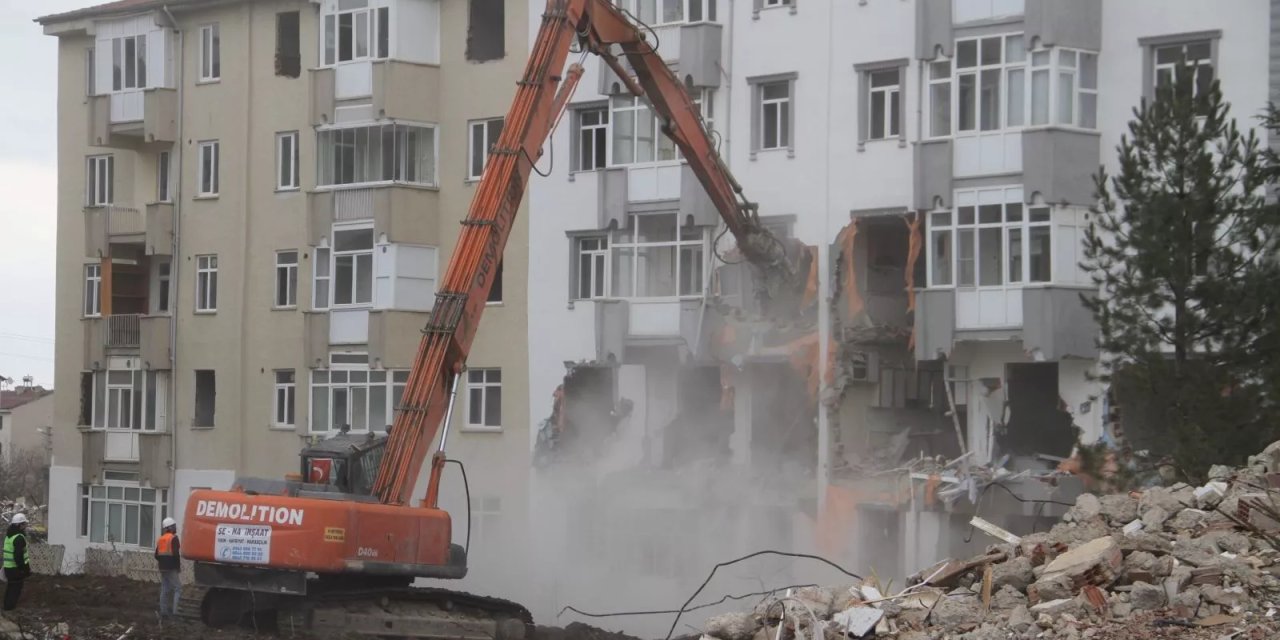 İş makinesinin tek dokunuşuyla yerle bir oldu