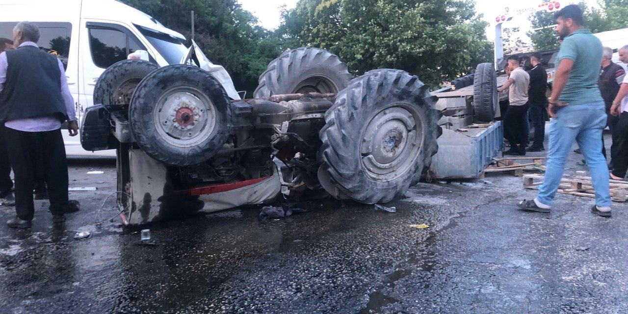Yolcu servisi ile traktör çarpıştı: 1 ölü, 1 yaralı