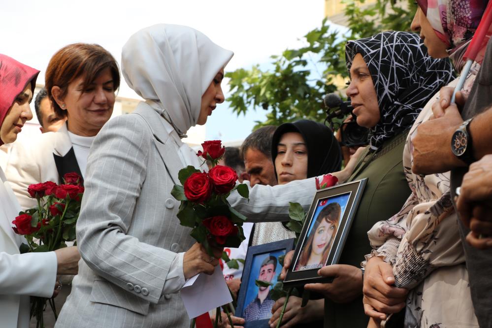 Bakan Göktaş’tan evlat nöbetindeki ailelere ziyaret