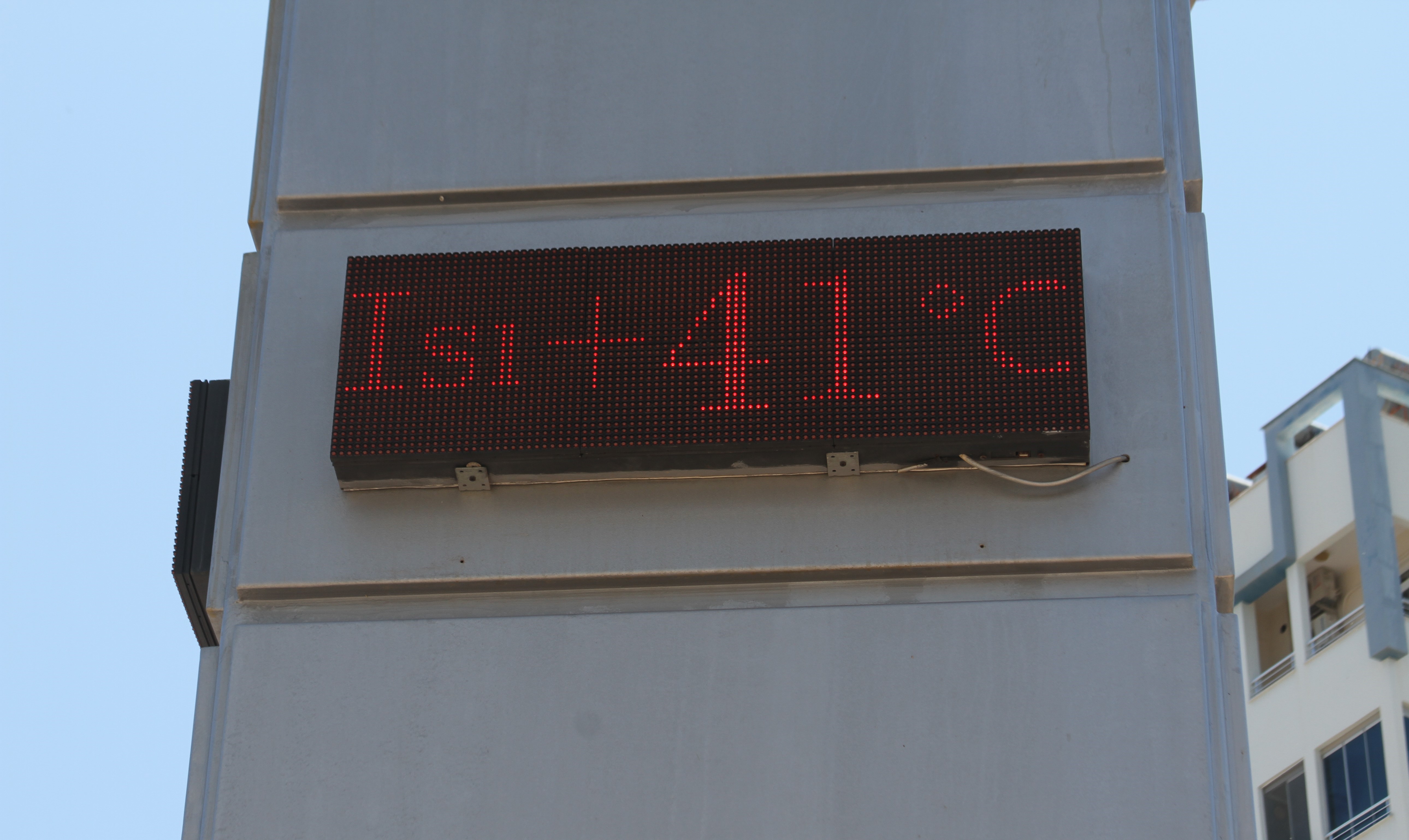 Termometreler 41 dereceyi gördü, sıcaktan bunalan deniz koştu