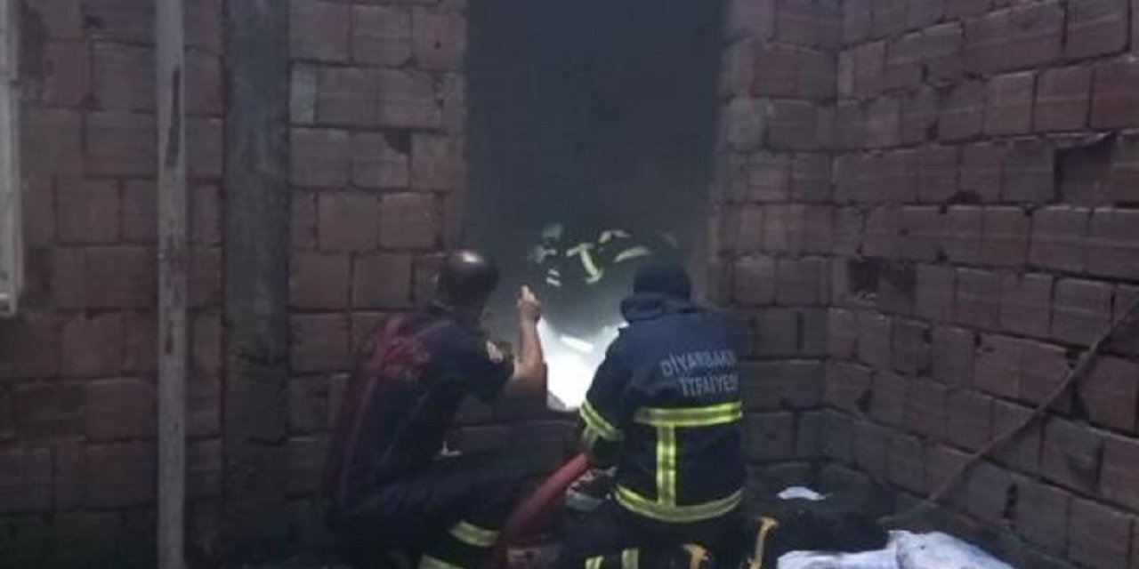 Diyarbakır'da kağıt deposunda yangın çıktı