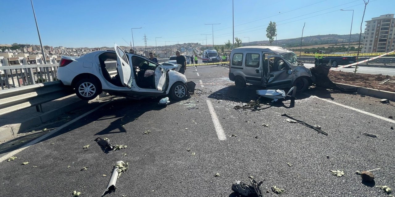 Otomobil ve hafif ticari araç çarpıştı: 3 kişi hayatını kaybetti