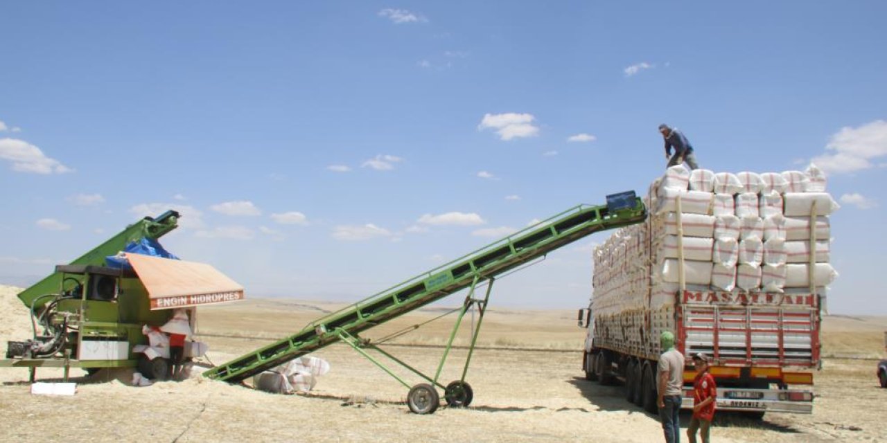 Diyarbakır'da hava sıcaklığı 35 derece üzeri gösterirken onlar tonlarca saman presliyor