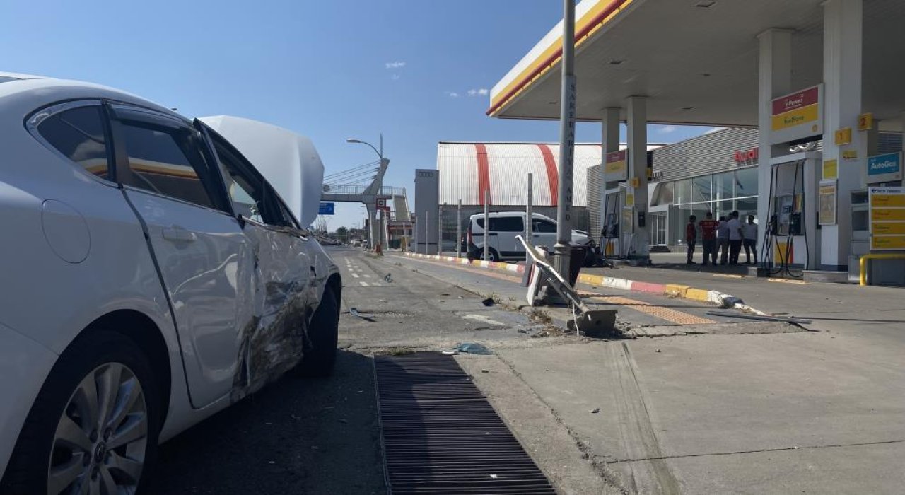 Diyarbakır’da araç petrol istasyonuna daldı: 1’i çocuk 5 yaralı