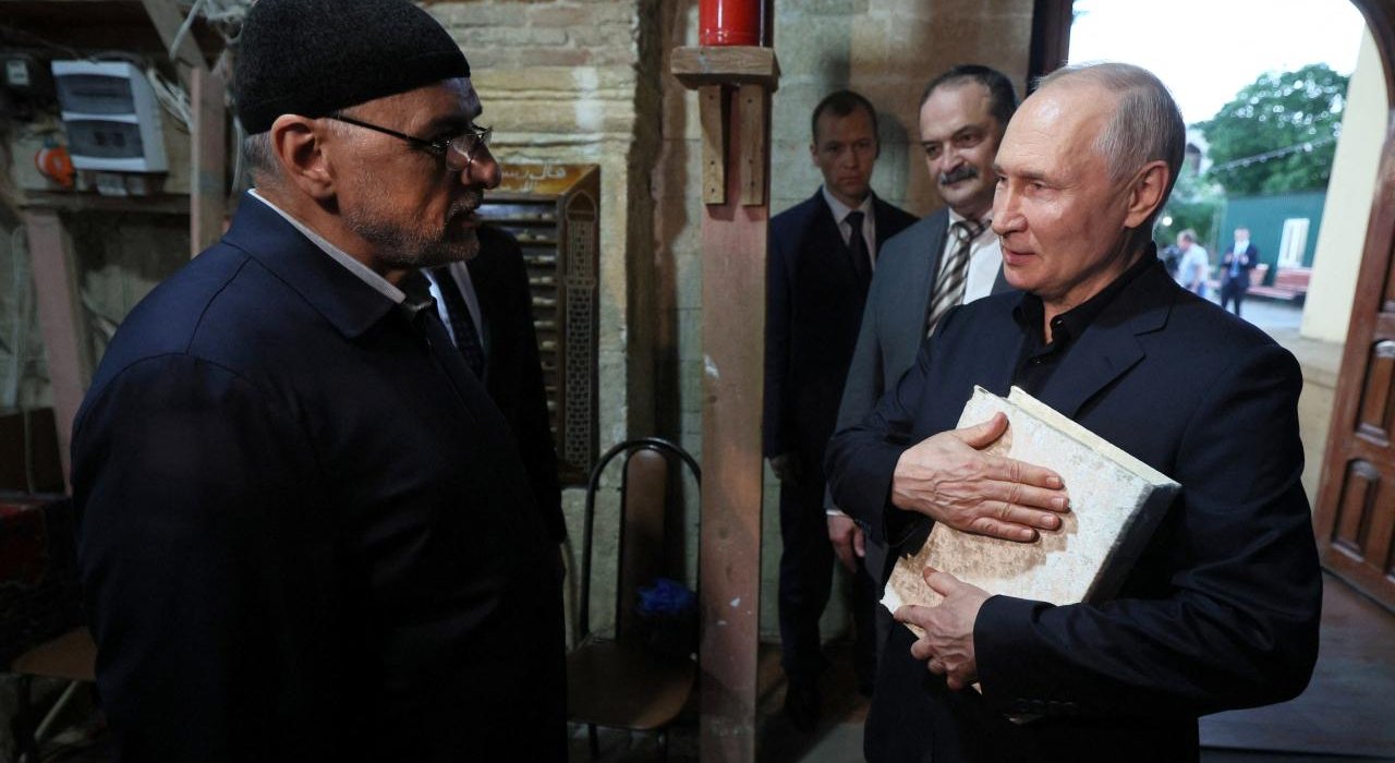 Putin: Rusya'da Kur’an-ı Kerim'e saygısızlık suçtur