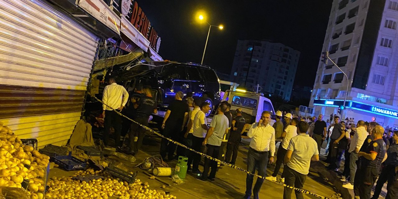 Diyarbakır'da araç markete girdi: 1 ölü, 6 yaralı