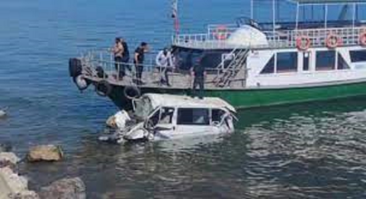 Minibüs Van Gölü’ne uçtu: 11 yaralı