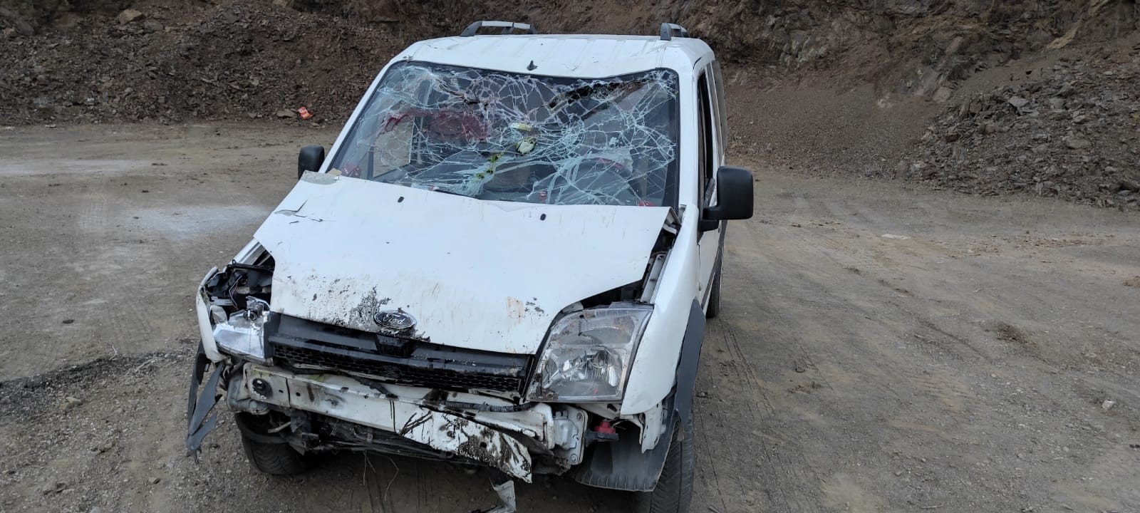Şarampole yuvarlanan araçta 4 kişi yaralandı
