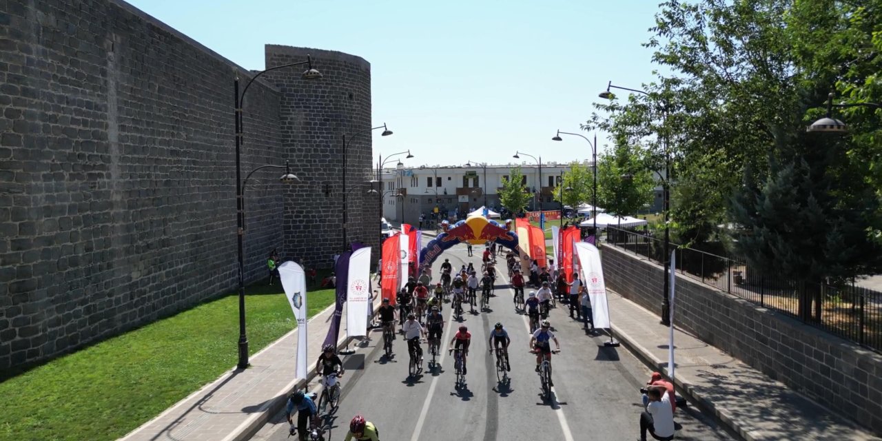 Diyarbakır’da ‘15 Temmuz Şehitleri Anma Yol Bisikleti Yarışması’