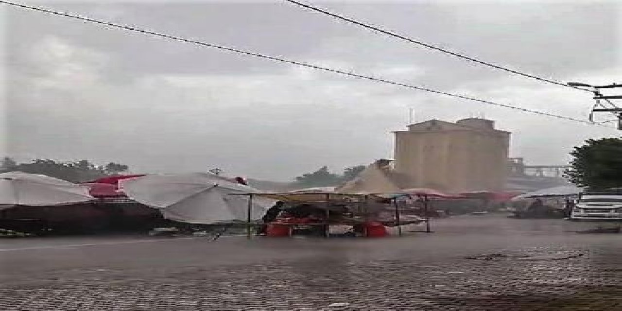 Diyarbakır’da kuvvetli rüzgarda pazardaki şemsiyeler uçtu