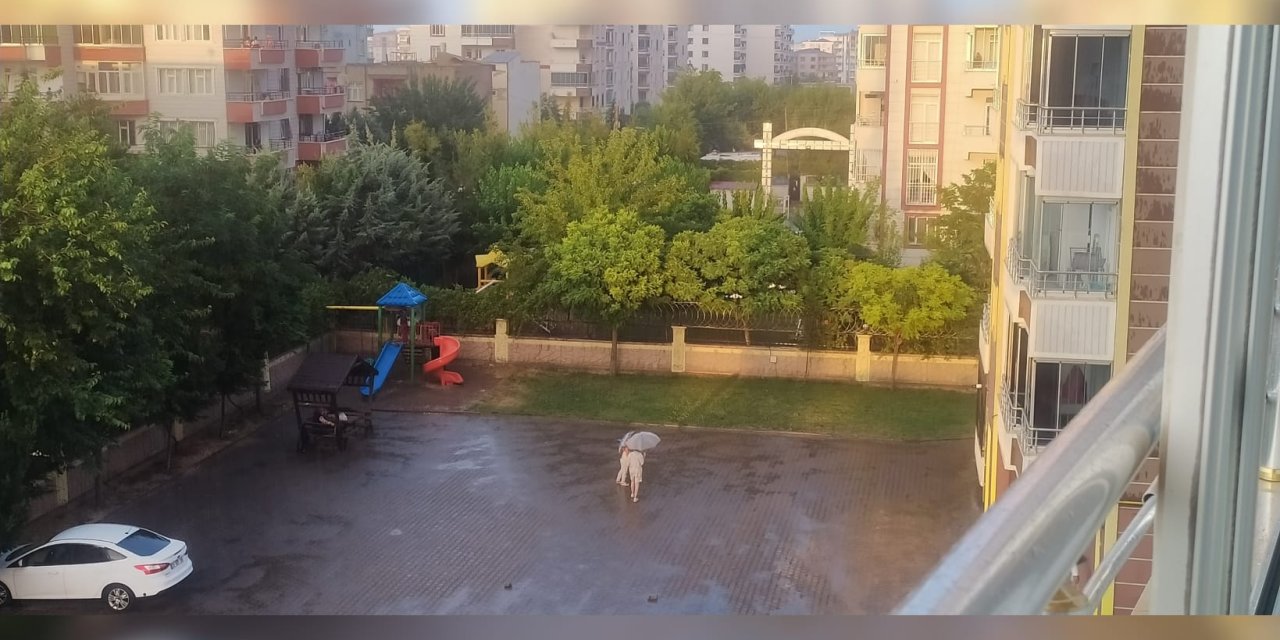 Diyarbakır'da Temmuz yağmuru şemsiye açtırdı