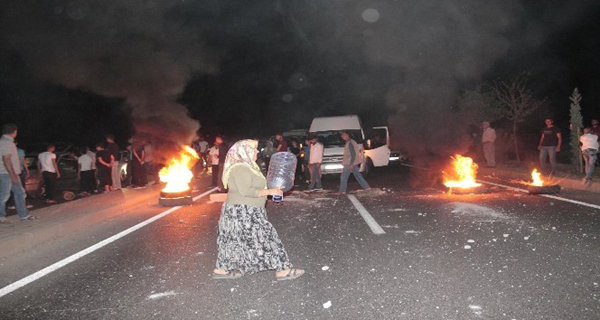 Suların akmadığını iddia eden vatandaşlar, yolu trafiğe kapattı
