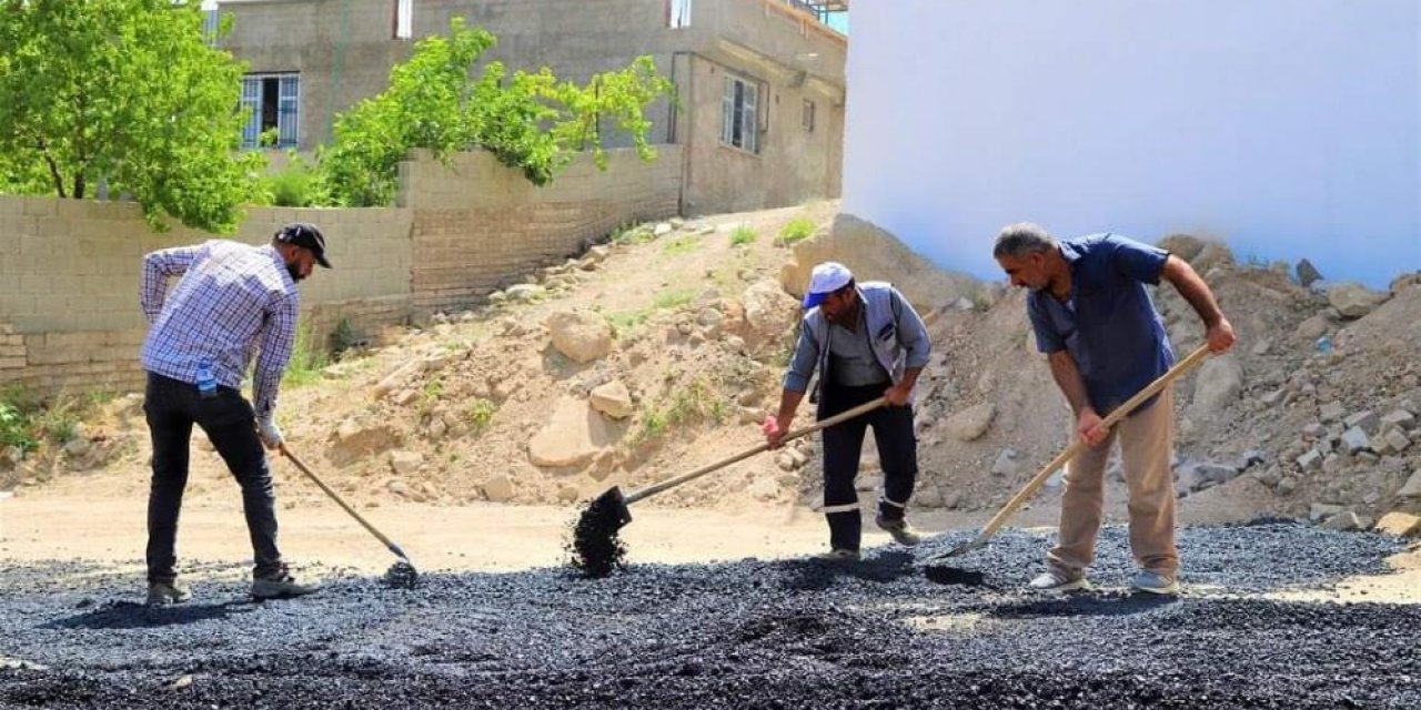 Ergani'de yol onarım çalışmaları devam ediyor