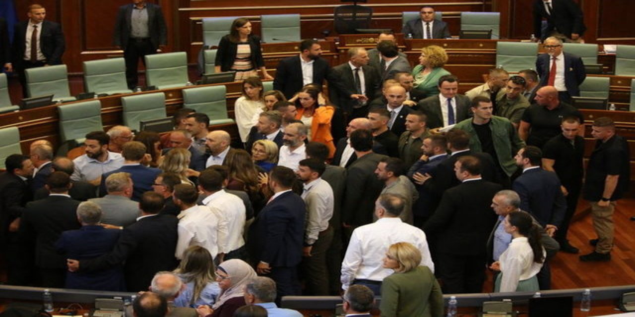 Parlamento'da yumruklu kavga