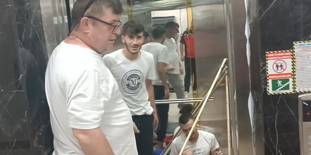 Temizlik yapan 3 genç asansörde mahsur kaldı