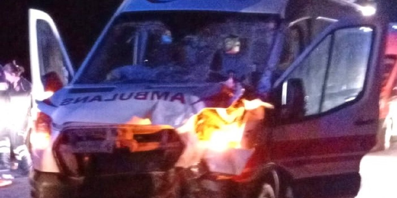 Ambulans traktörle çarpıştı