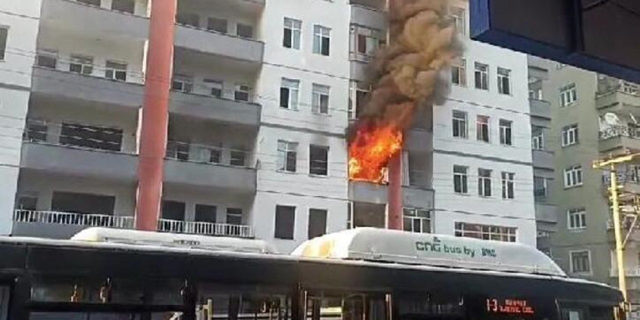 Diyarbakır'da ağır hasarlı binada yangın