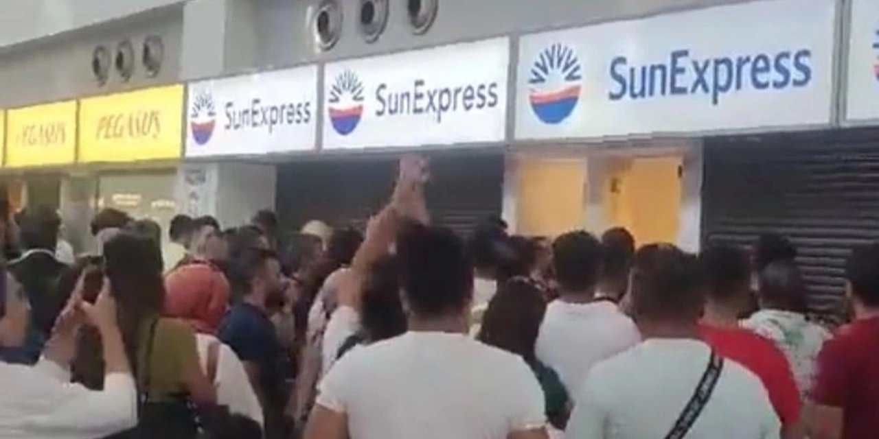 Diyarbakır'da uçakları ertelenen  yolcular isyan etti!