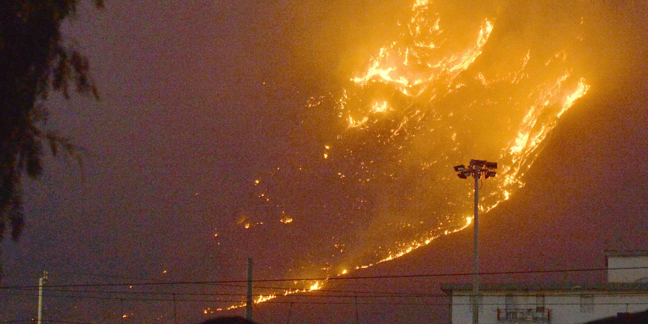 Orman yangınında alevler havalimanına yaklaştı
