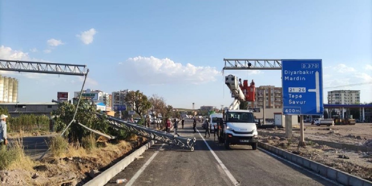 Diyarbakır’da damperi açık kamyon direği devirdi