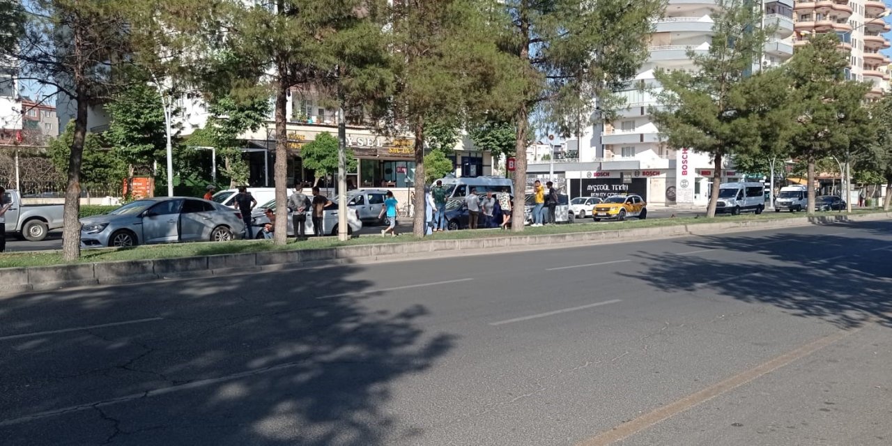 Diyarbakır’da 5 aracın karıştığı kazada maddi hasar oluştu