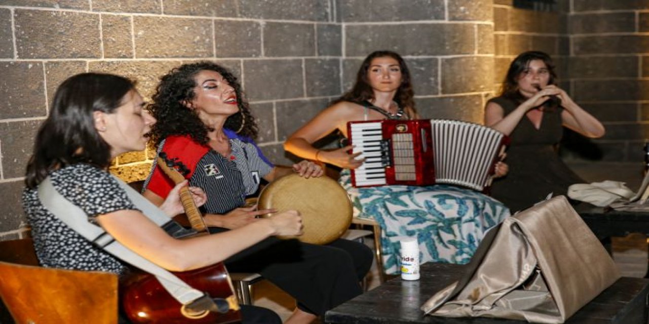 Tarihi kilisede Türk, Fransız ve Ermeni kadın sanatçılardan müzik dinletisi