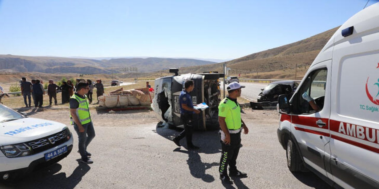 Tarım işçilerini taşıyan minibüs ile otomobil çarpıştı: 9 yaralı