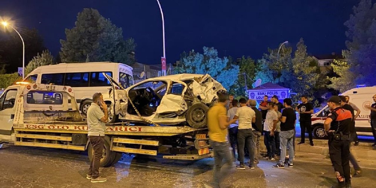 Diyarbakır’da minibüs duran araçlara çarptı: 2’si ağır, 5 yaralı