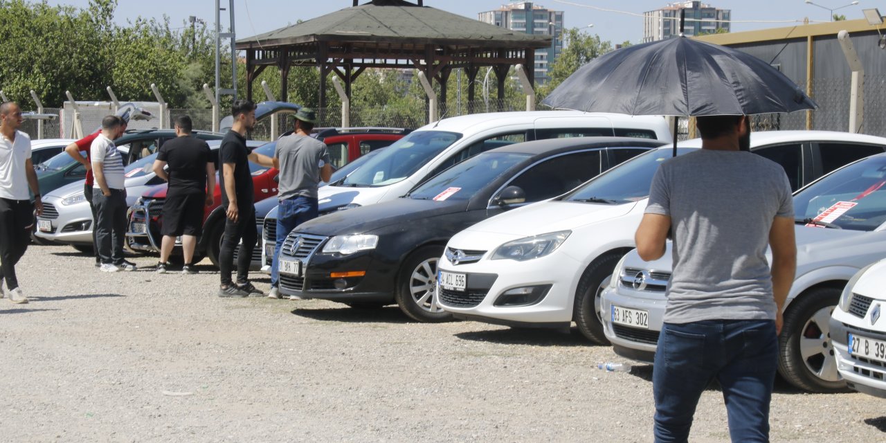 Diyarbakır oto pazarında hem sıcaklık, hem de fiyatlar terletti