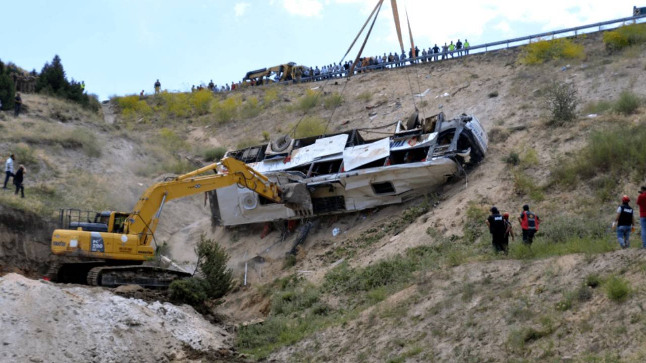 Yolcu otobüsü kazasında ölenlerin sayısı 8'e yükseldi