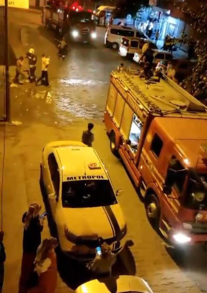 Diyarbakır'da çıkan yangında bina sakinleri çocuklarıyla koşarak çıktı