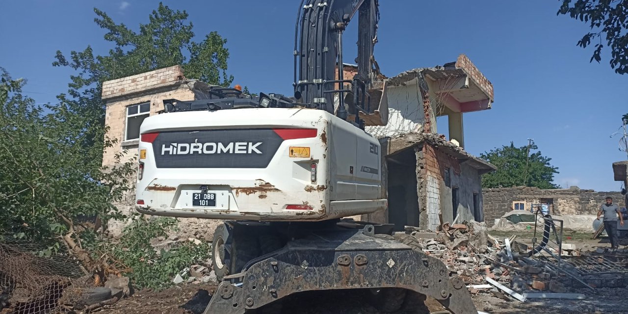 Diyarbakır’daki 63 ağır hasarlı yapının yıkımı tamamlandı