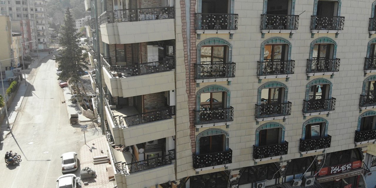 Deprem bölgesinde yamuk görünümlü apartmanın hikayesi
